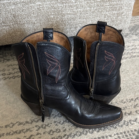 Ariat Women’s 7B Black Leather Ankle Booties - Picture 2 of 7